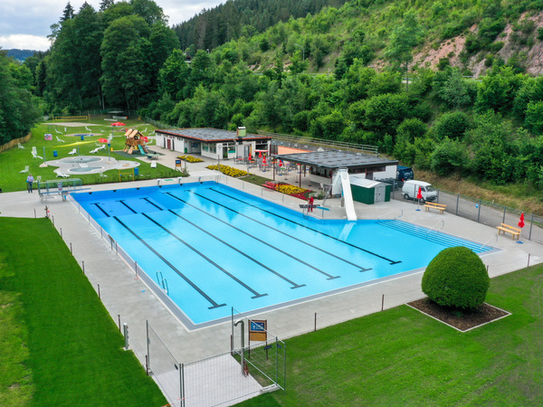 Freibad Lenzkirch Bildnachweis: Mit freundlicher Genehmigung der Gemeindeverwaltung Lenzkirch Freibad Lenzkirch Bildnachweis: Mit freundlicher Genehmigung der Gemeindeverwaltung Lenzkirch