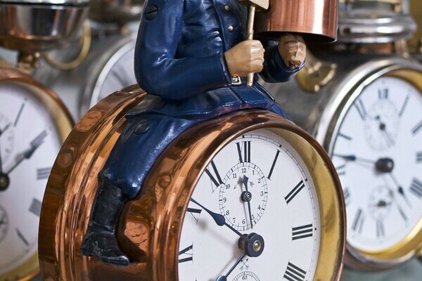 Wecker HAU Pfeilkreuz-Marke um 1900 Bildnachweis: Stadtmuseum Schramberg Wecker HAU Pfeilkreuz-Marke um 1900 Bildnachweis: Stadtmuseum Schramberg