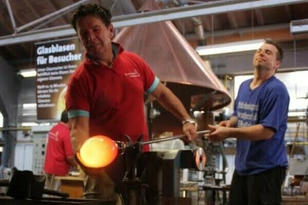 Glasblasen einmal selbst ausprobieren Bildnachweis: Dorotheenhütte Wolfach Glasblasen einmal selbst ausprobieren Bildnachweis: Dorotheenhütte Wolfach